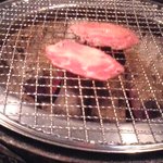 Sumibi Yakiniku Sai - タンを焼いています