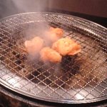 Sumibi Yakiniku Sai - ホルモンを焼いています