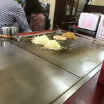 Hiroshima Fu Okonomiyaki Hatchobori - キャベツを載せて焼いているところです。（2016.6 byジプシーくん）