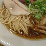 中細麺ストレートはパツンとした弾力があり旨いね