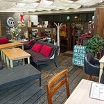 Dog Cafe & Community BARCA - DogCafe BARCA ＠中葛西 店内 禁煙の板貼りクローズテラス席