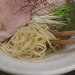 中細麺ストレートは張りがあってパツンとした食感がgood