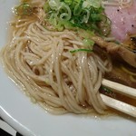 麺は細麺ストレート。パツンとしたコシのある麺です