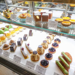 Patisserie Ravi,e relier - ショーケースに並ぶ美味しそうなケーキ達