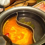 Shabu Shabu On Yasai Kinshicho Kitaguchi Ten - 左　火鍋　右　普通の