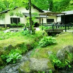 そば処 れんや - お店の前には小川が流れる♪