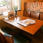 Hakurakuten Imabari Honten - 店内（テーブル席）