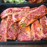 焼肉　松寿苑 - 見事な脂のサシが入る上カルビ（国産黒毛和牛）