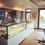 Patisserie Le Petite Bleu - 白を基調とした清潔感のある店内。