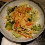 くいもの屋わん - 通しの野菜サラダ。