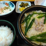 Uchida Ya Hitoyoshi Ten - もつ鍋中華めん・白メシセット　880円
                      ヤワめ・モッチーニな麺が面白い
                      モツは多くないが旨味は出てます