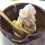 衆楽館本館 - 醤油ぶっかけソフトクリーム