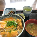 大正館 - 日替わりランチのカツ丼。700円