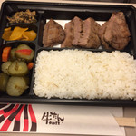 Gyutan Kanezaki Daimaru Tokyo Ten - 厚切り牛タンステーキ弁当2000円。