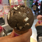 Thirty-One Ice Cream Rifu~Oku Inazawa Ten - ★チョコレート チョコレート チップチーズケーキ
                        チョコレートチーズケーキアイスクリームにチョコクッキーリボンとチョコチップ入りのチーズケーキキューブをミックスした、アメリカンな美味しさ！