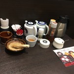 Tonkatsu Hamakatsu Kurume Yumetaun Ten - テーブルにいっぱい乗ってるから二人じゃ狭い