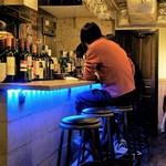 Wine Bar Sakawa - 内観＝渋い男たちが集います