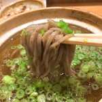 蕎麦酒屋 ぜんぜん - 鴨の小鍋 のスープにお蕎麦を入れてもらいました！