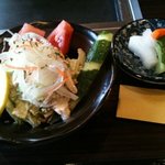 お好み焼　おさ村 - ランチのサラダとおしんんこ（このおしんこが酢漬けで美味しい