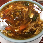 Chuka Bishokukan Kashiwazaki Ten - 五目辛子酢入りラーメン￥810
      見た目はしょっぱそうだけど、ただ単に胡椒かな？辛子かな？の辛さか凄くって、非常に不味い(>人<)