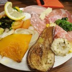 bar e torattoria Piu' Lungo - 前菜盛り合わせ（一人前）