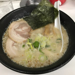 とん太ラーメン - 豚骨ラーメン全景。