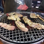 Imari Gyu House Yakiniku no Mori - 手前は有田鶏で、奥が伊万里牛