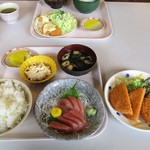 四日市港 第二船員会館 - 刺身定食 800円（税込）ご飯（大盛り + 50円）、、味噌汁、漬物、この日は別に1品が付きました。ハムカツとコロッケ 300円 も追加しました。