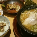 Shunsai Men Chaya Gomoku Tei Wai Puraza Shinbo Ten - 特製らーめん 豚骨味噌  まぶしちゃーしゅーご飯 餃子 セット