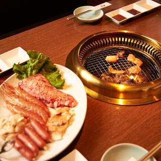 Enjoy Yakiniku (Grilled meat) with our special sauce! !