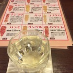 Kadoya - 梅割りを飲みながらメニューを眺める