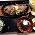 清香園 - 牛タン定食(税込1400円ほど)