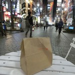 Lotteria Shinjuku Chuo Dori Ten - 紙袋をテーブルに置きました。