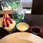 カフェ ローズアンドエム - 香川県産ソフトクリーム（ベリーソース）、プリン、コーヒーゼリー＠底はカフェオレゼリーで2層仕立て