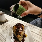 LOL DINING & PATISSERIE - チョコソースを掛けて