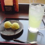 Oju An Tama Momokusa Ten - 「抹茶アイス」（250円）と「シークァーサージュース」（200円）