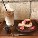 SOROR - 桜と小豆のチーズケーキセット 850円(税込)