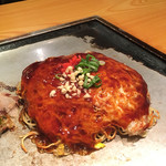 Okonomiyaki Teppanyaki Hassei Funamachi Ten - 初めて食べた本場の広島焼き（豚）
                        中華そばタップリで旨し！