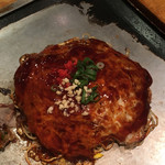 Okonomiyaki Teppanyaki Hassei Funamachi Ten - 初めて食べた本場の広島焼き（豚）
                        中華そばタップリで旨し！