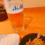 Sumibi Yakitori Kushizen Gakugeidaigaku Ten - ビールとお通し（甘さ控えめの切り干し大根の煮物）