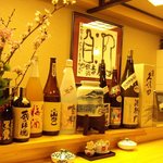 双子山 しょうじ - 本格焼酎が並ぶカウンター