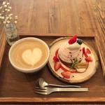 SOROR - いちごのレアチーズモンブラン
      ホットカフェラテ
      セットで850円