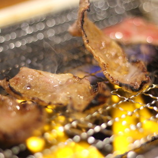 Lunch-time Yakiniku Banquet Available! Enjoy rare cuts and premium grilled meat in an all-you-can-drink course.