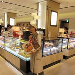 Morozoff Mitsukoshi Ginza Ten - ”モロゾフ 銀座プリンの店 三越銀座店”の様子。