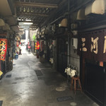 三河屋 - 開店前の青葉横丁