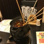 居酒屋九十九 - これからは鍋串煮タイムです。

鍋串はちょっとピリ辛の四川ダレでいただく鍋、これにはスープ代が最初１人１９９円かかりました。