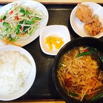 新中華料理 天福 - ピリ辛野菜炒め定食(＋杏仁豆腐)ラーメンは台湾ラーメンを選択。