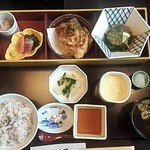 Kagono Ya Saginomiya Ten - ランチ　なごみ弁当￥1,058 (別腹デザートつき￥1,382)