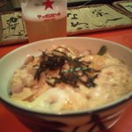 Hatsu Hana - 親子丼。すきっ腹にビールを入れたあとかっ込む醍醐味（笑