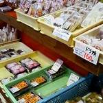 Sato no Eki Ono Iwa no Sho - 農産物、お弁当、パンがたくさん。外には野草やシカの角まで！